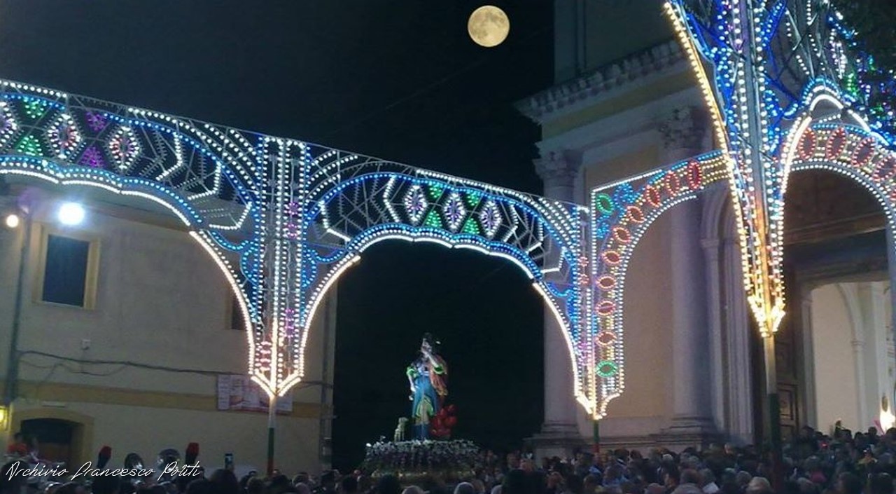 Cittanova la statua di San Rocco in processione