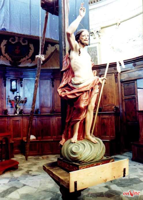 La statua del Cristo Risorto prima dell'elevazione