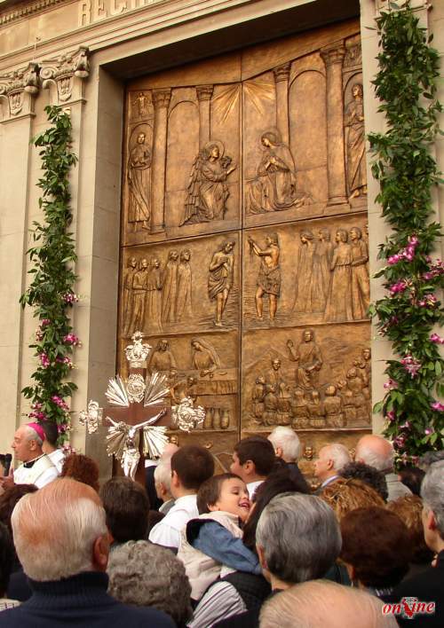 Chiesa del Rosario - Il portone di ingresso in bronzo nel giorno dell'inaugurazione alla presenza di S.E. Luciano Bux - Il portone è stato donato dalla Banca di Credito Cooperativo di Cittanova.
