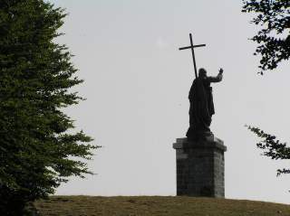 Montalto - la statua in bronzo del Redentore